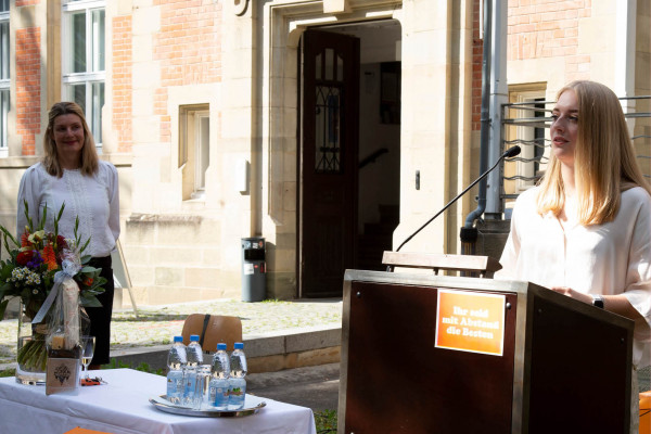 Schülerin am Rednerpult