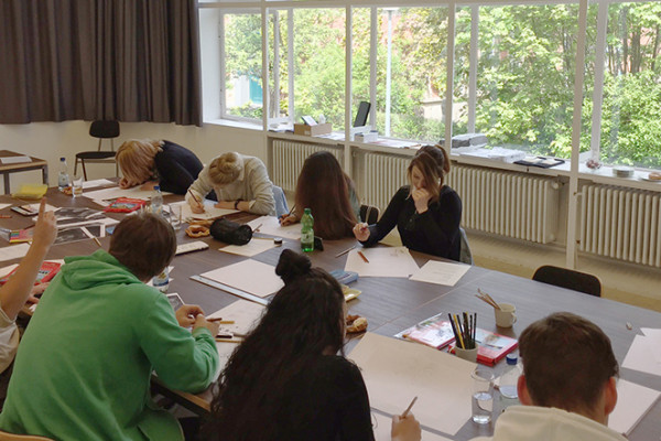 Schüler/innen zeichnen bei der Aufnahmeprüfung des Merz Berufskollegs