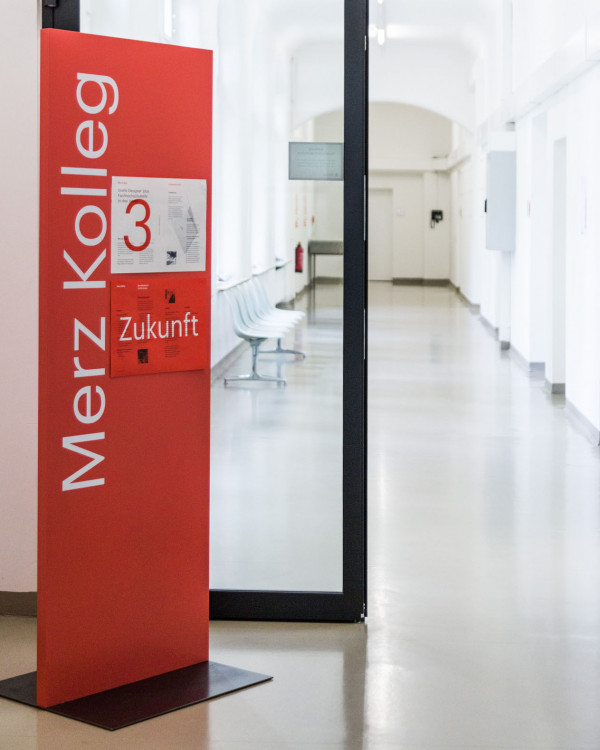 Der Flur des Merz Berufskollegs für Grafik-Design auf dem Campus im Kulturpark Berg