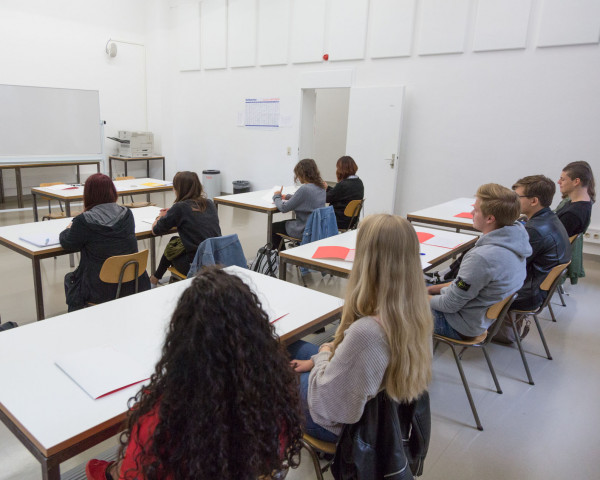 Schüler/innen der ersten Klasse des Merz Berufskollegs für Grafik-Design