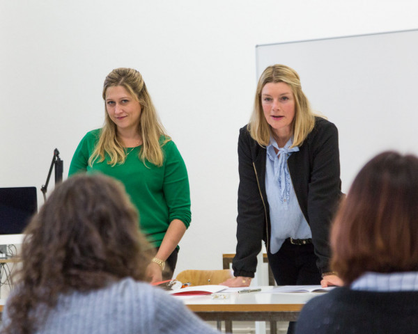 Schulleiterin Stephanie Döring begrüßt die Klasse