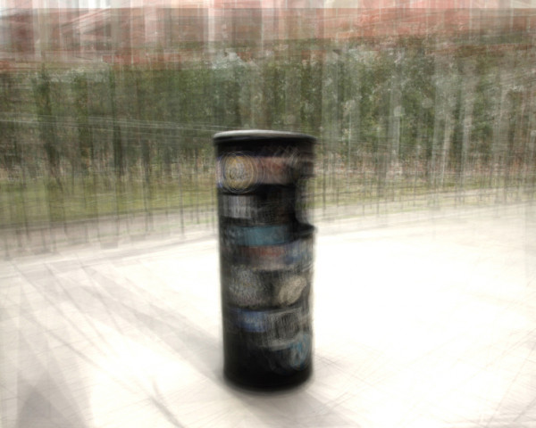 Mülleimer fotografiert im Stil von Pep Ventosa