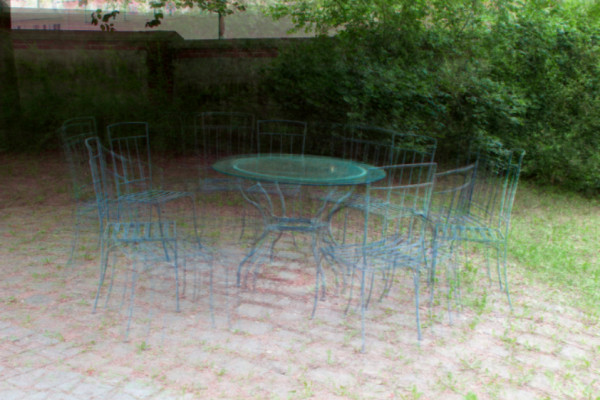 blauer Metalltisch mit passenden Stühlen, fotografiert im Stil von Pep Ventosa