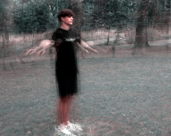 Junge mit ausgestreckten Armen, fotografiert im Stil von Pep Ventosa