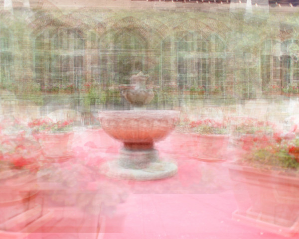 Brunnen und Blumenkästen vor DaCapo im Kulturpark Berg, fotografiert im Stil von Pep Ventosa