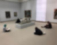 Schüler/innen sitzen zeichnend um Lehmbruck Skulptur in der Staatsgalerie