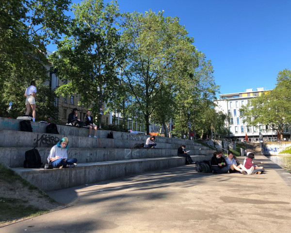 Treppe am Feuersee mit zeichnenden Schüler/innen
