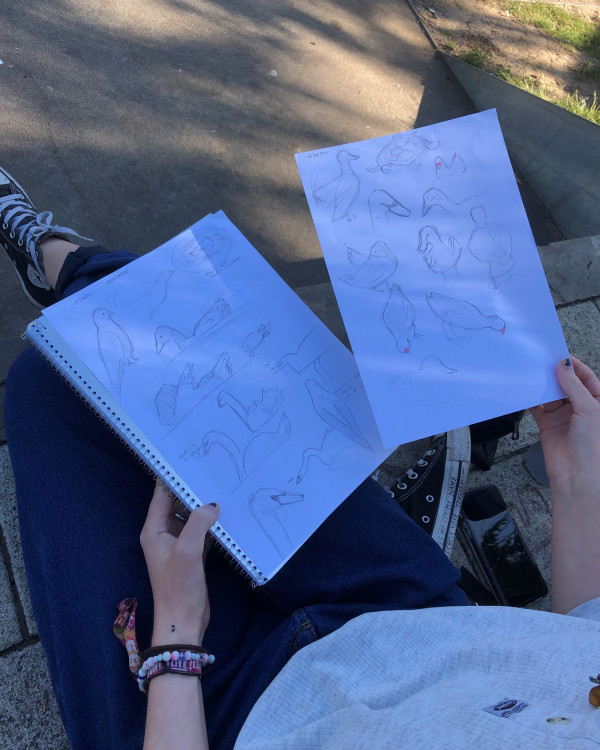 Schülerin zeigt ihre Skizzen