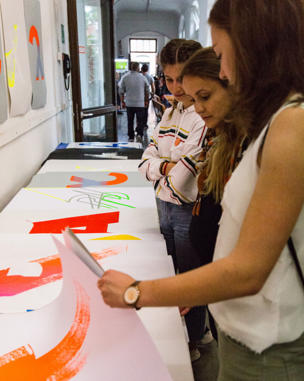 Besucherinnen in der Ausstellung