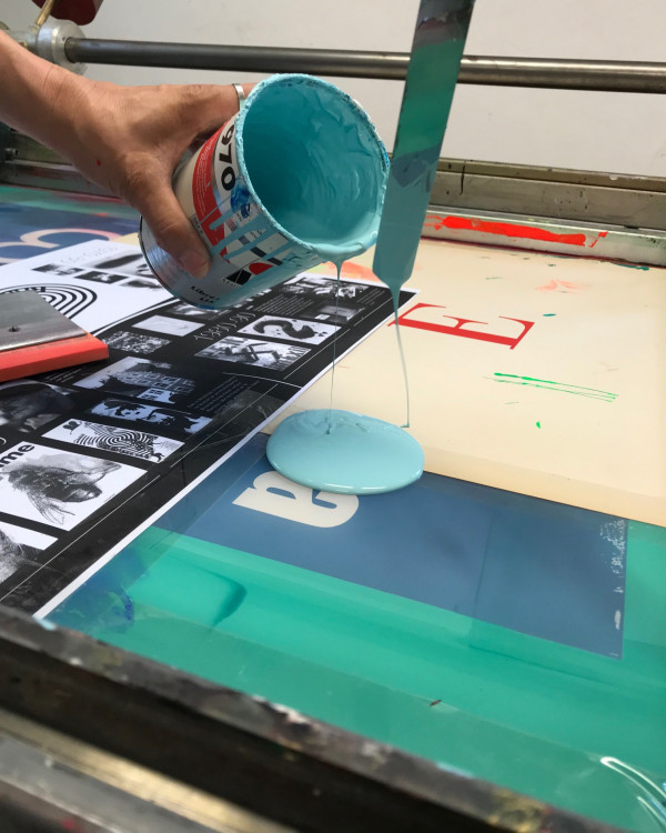 Farbe auf dem Siebdrucktisch