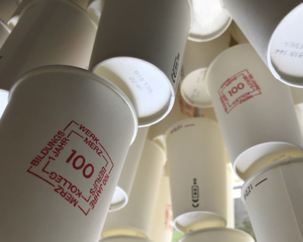 gestapelte Pappbecher mit Merz Berufskolleg-Logo