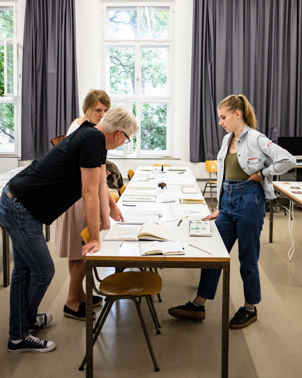 Besucher/innen in der Ausstellung des Merz Berufskollegs