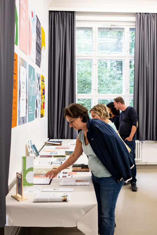 Besucher/innen in der Ausstellung des Merz Berufskollegs