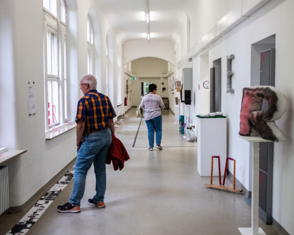 Flur mit Besucher/innen der Ausstellung des Merz Berufskollegs