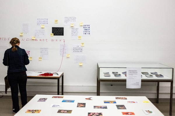 Besucherin in der Ausstellung des Merz Berufskollegs