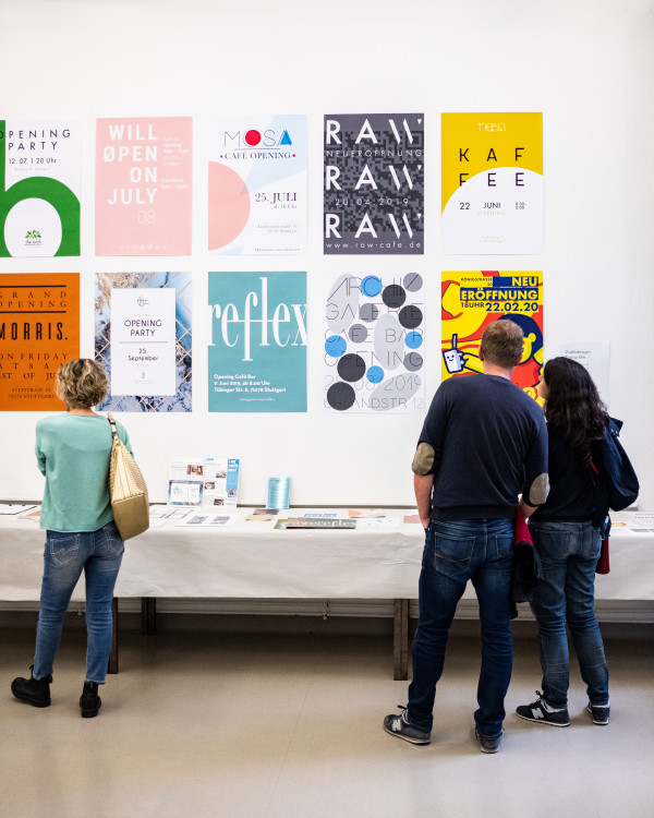 Besucher/innen in der Ausstellung des Merz Berufskollegs