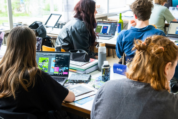SchülerInnen von hinten im Klassenzimmer