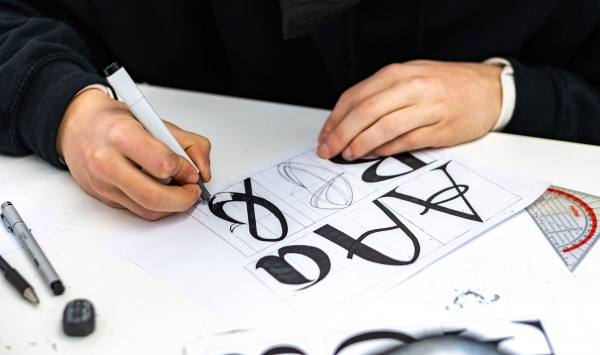 Schüler arbeitet mit Stift und Papier