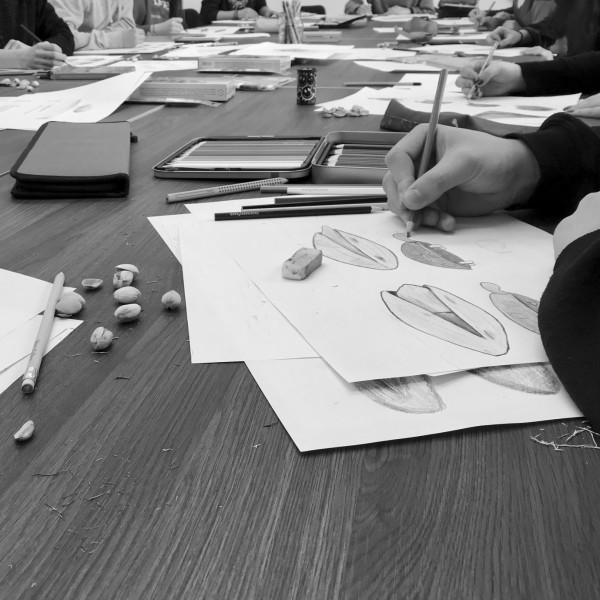 Schülerinnen und Schüler zeichnen beim Workshop zur Vorbereitung auf die Aufnahmeprüfung