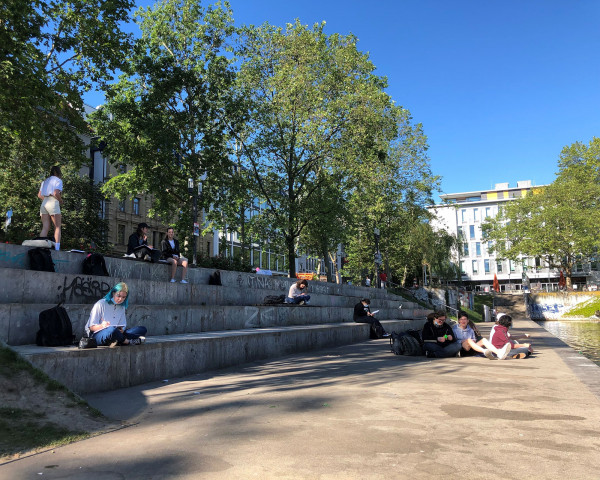 Schüler sitzend auf Freitreppe am Feuersee